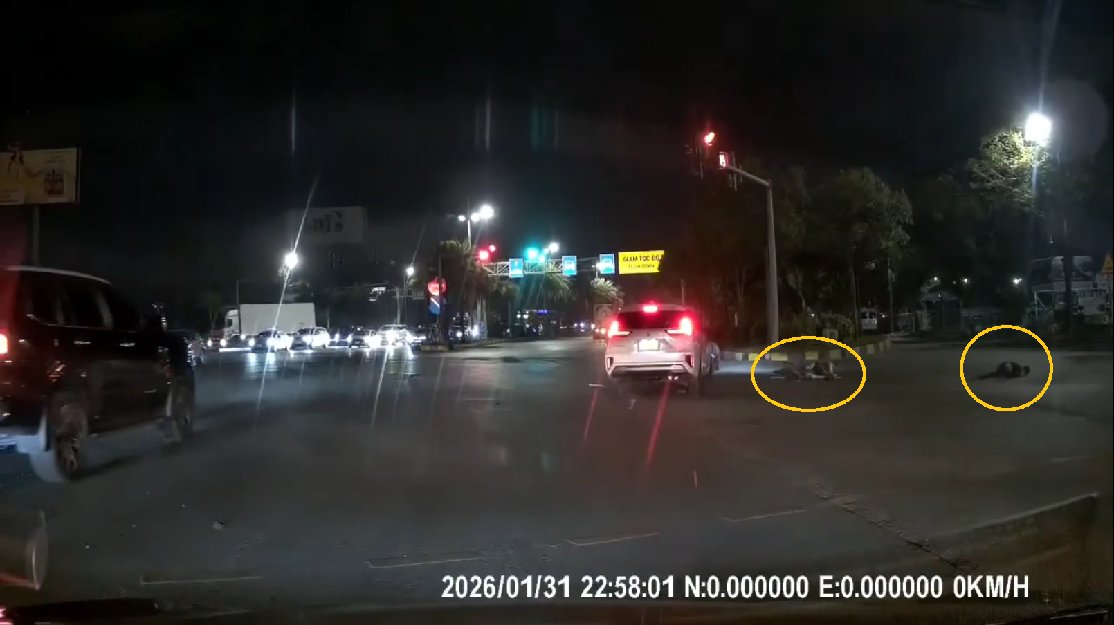 Thanh niên điều khiển xe máy lộn vòng sau khi vượt đèn đỏ, va chạm với xe dịch vụ