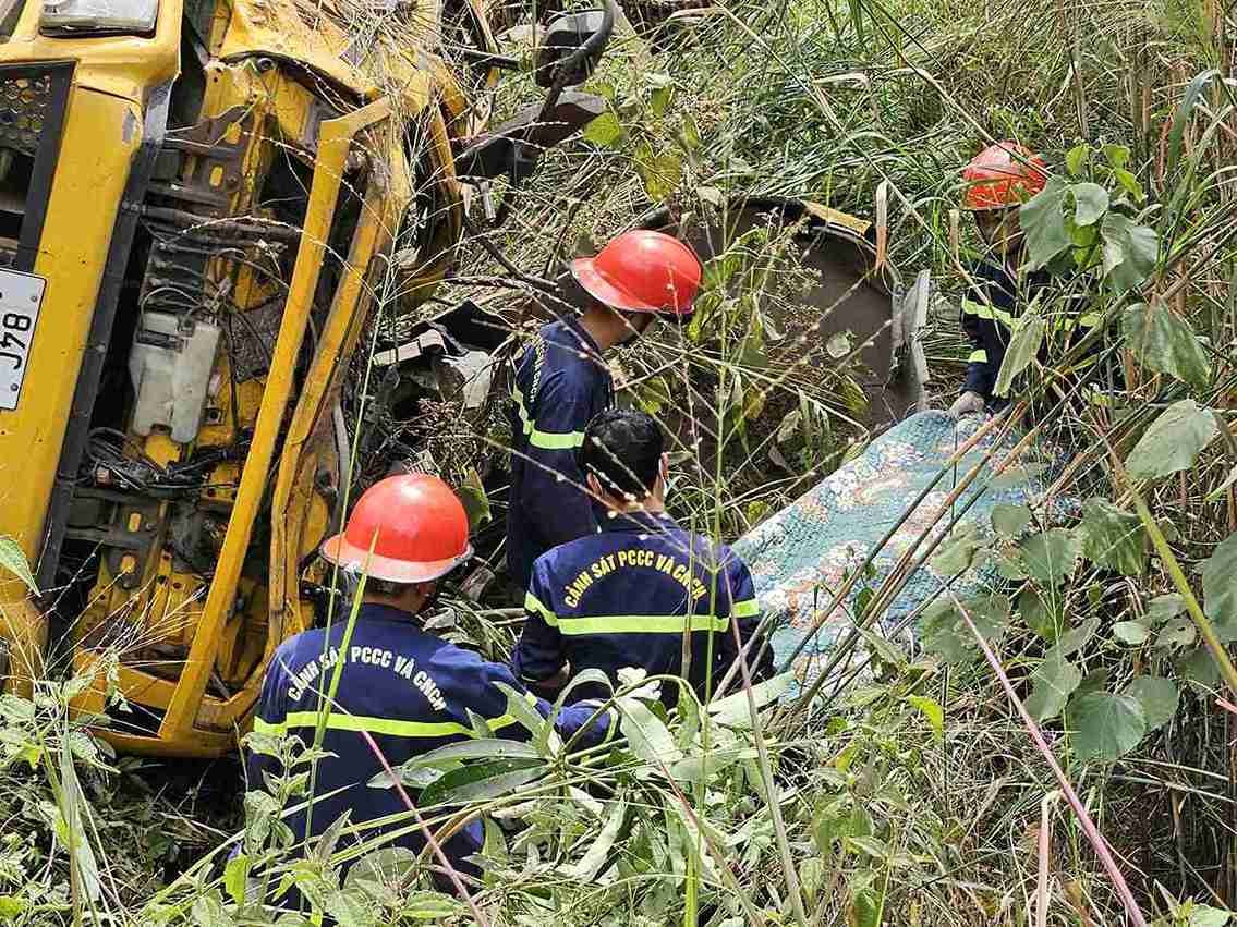 Đèo Bảo Lộc: Tài xế tử vong sau khi xe tải lao xuống vực