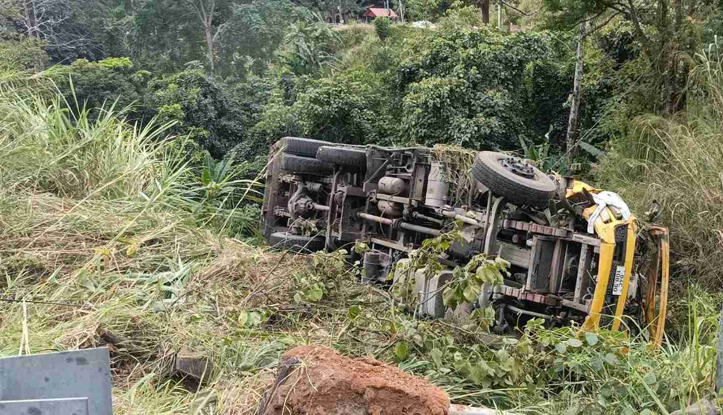 Đèo Bảo Lộc: Tài xế tử vong sau khi xe tải lao xuống vực