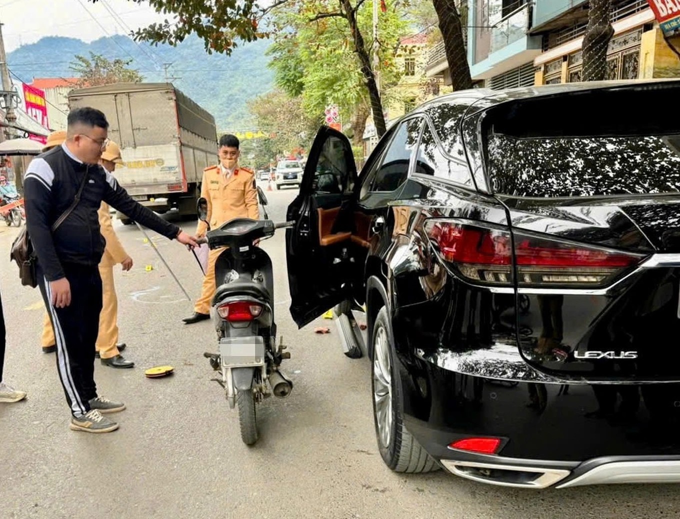 Gây tai nạn nghiêm trọng từ thói quen nguy hiểm: Mở cửa ô tô không quan sát Gây tai nạn nghiêm trọng từ thói quen nguy hiểm: Mở cửa ô tô không quan sát