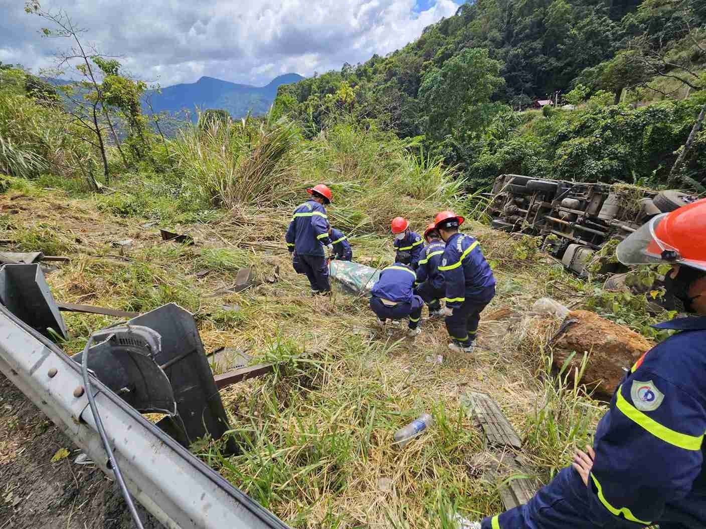 Đèo Bảo Lộc: Tài xế tử vong sau khi xe tải lao xuống vực