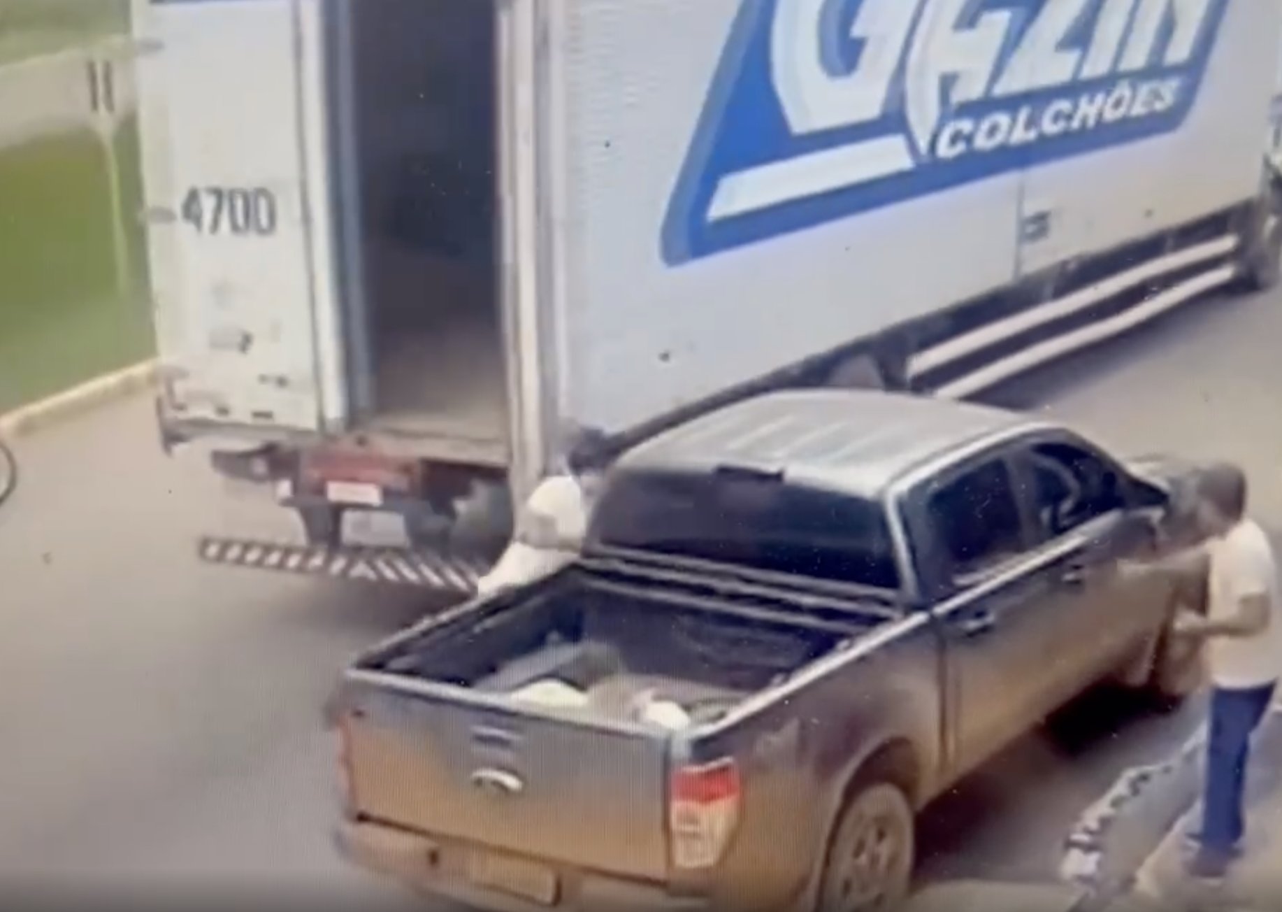 Ô tô tải không đóng cửa thùng gây va chạm với người tham gia giao thông