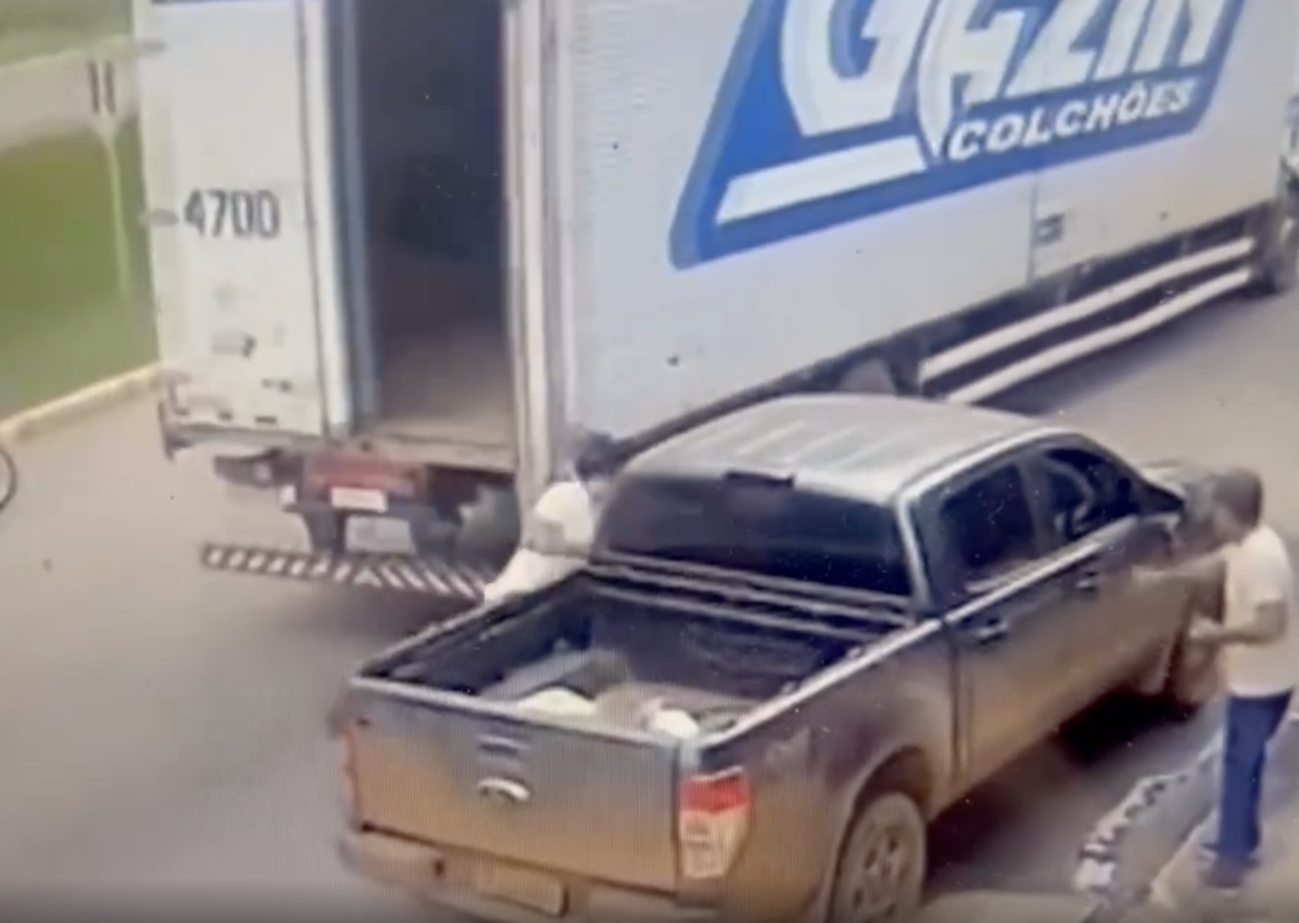 Ô tô tải không đóng cửa thùng gây va chạm với người tham gia giao thông Ô tô tải không đóng cửa thùng gây va chạm với người tham gia giao thông