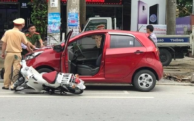 Gây tai nạn nghiêm trọng từ thói quen nguy hiểm: Mở cửa ô tô không quan sát