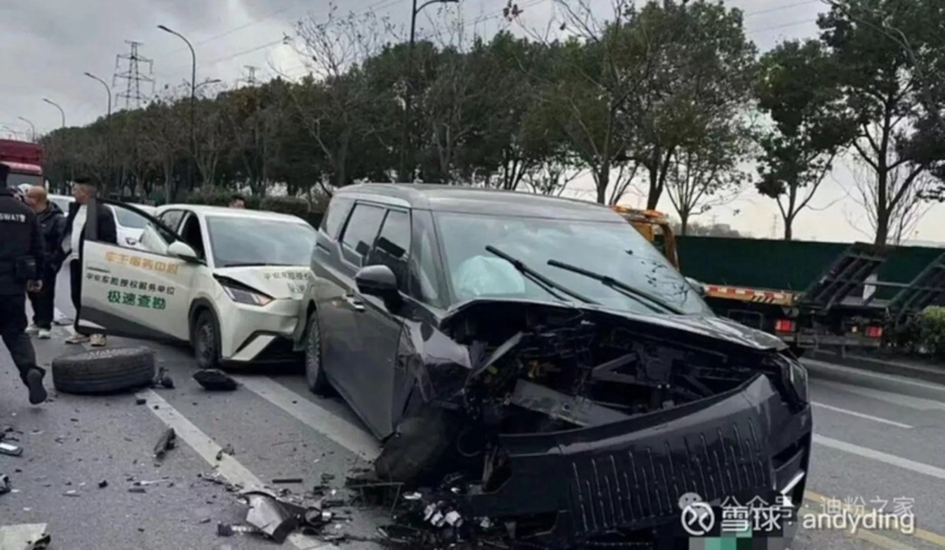 Chiếc Zeekr 009 bị đâm trực tiếp dẫn tới hi vọng nặng, BYD Seagull phía sau cũng bị ảnh hưởng không nhẹ