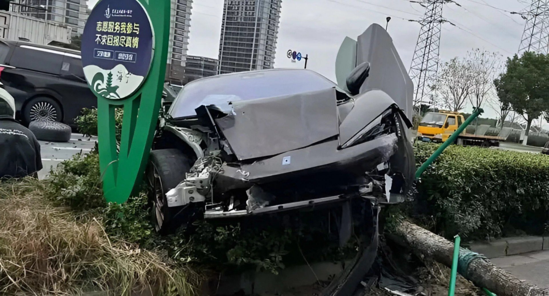 Siêu xe điện BYD Yangwang U9 gây tai nạn liên hoàn với hai xe khác, may mắn không ai thiệt mạng