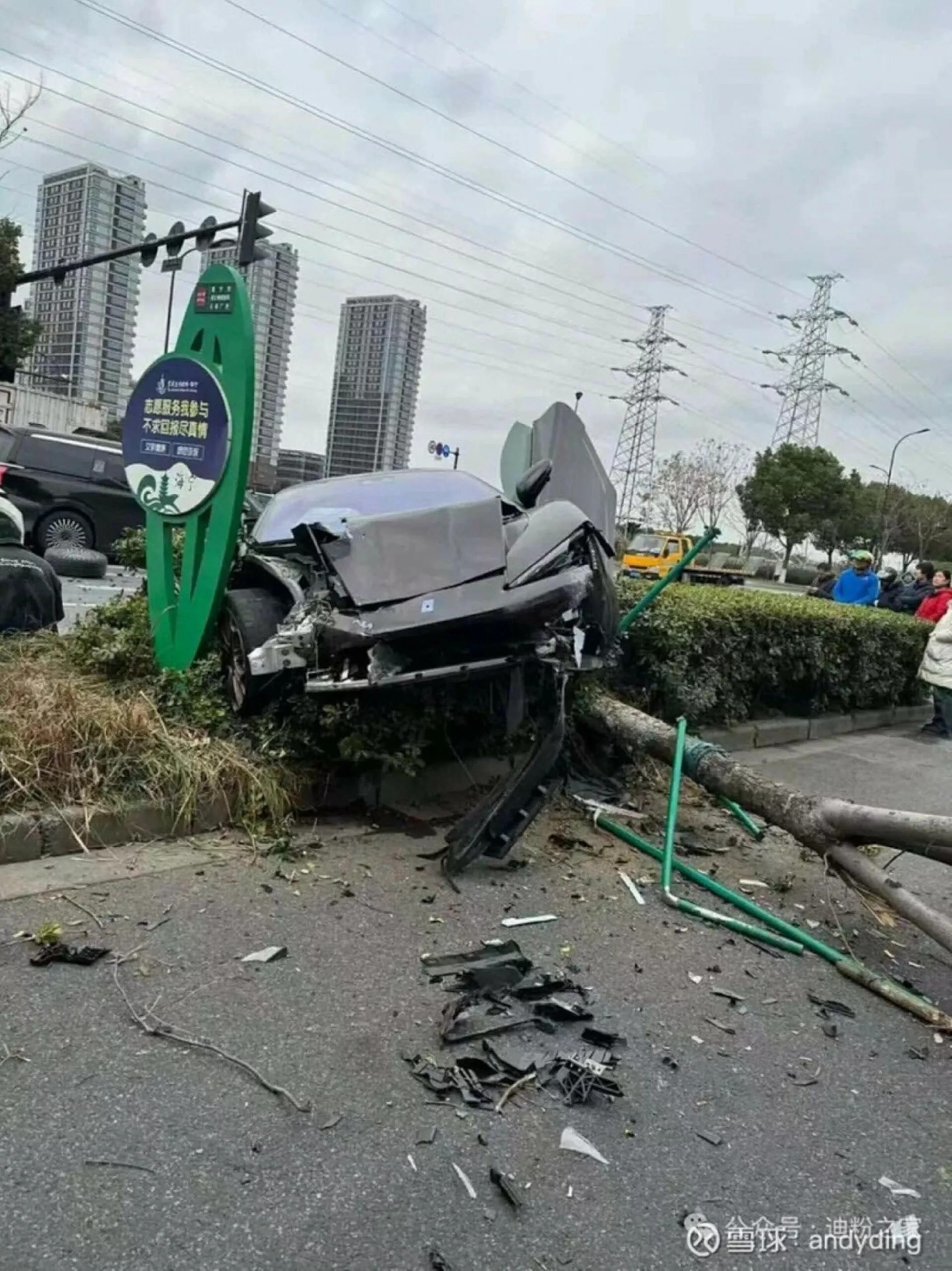 Hình ảnh hiện trường vụ tai nạn siêu xe điện Yangwang U9 đâm vào Zeekr 009 và ảnh hưởng tới BYD Seagull