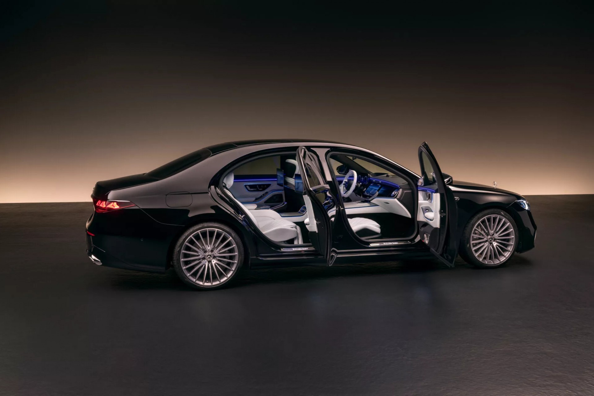 Mercedes-Benz S-Class 2027 khi mở cửa