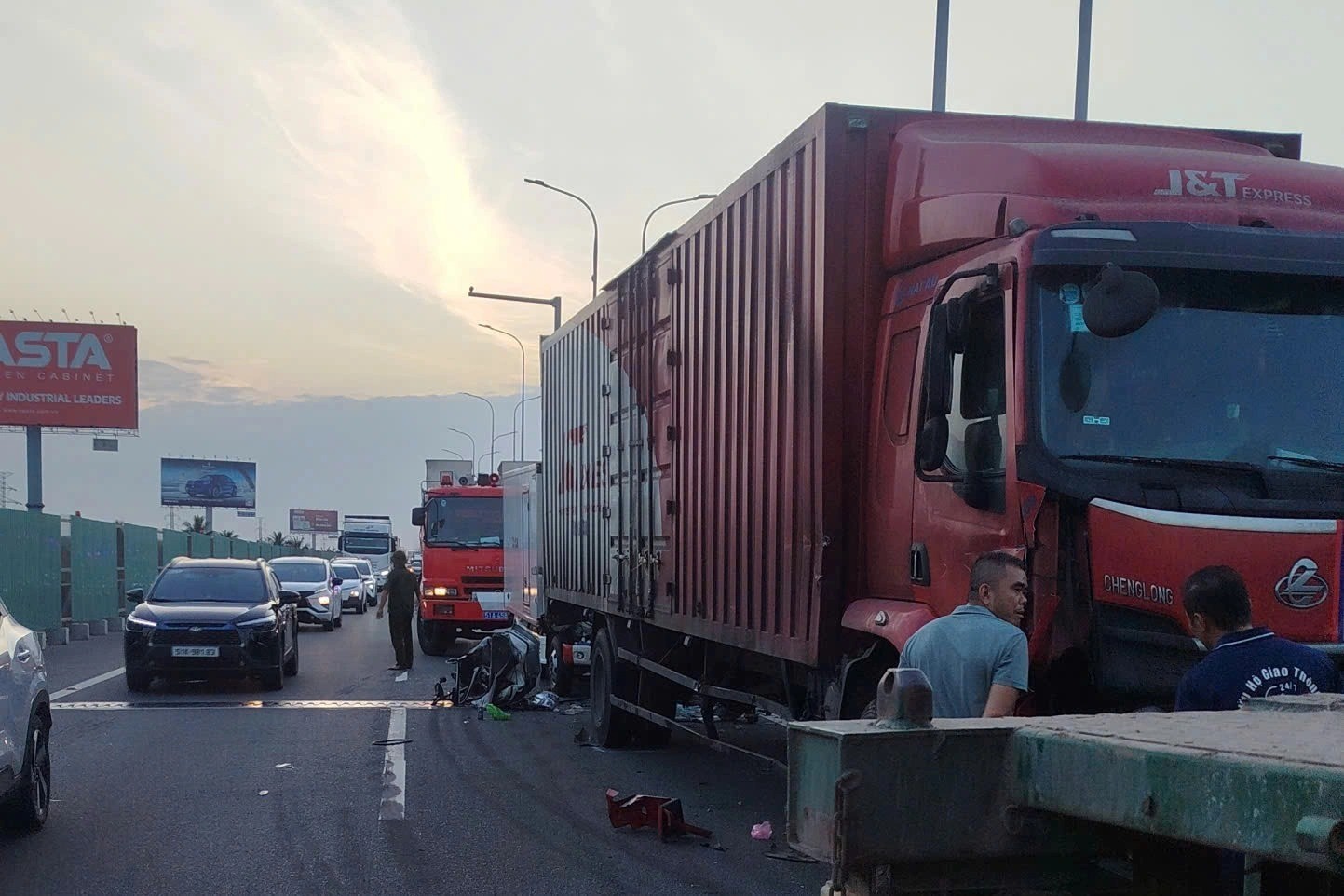 Tài xế xe tải tử vong sau tai nạn liên hoàn trên cao tốc TP. HCM - Long Thành