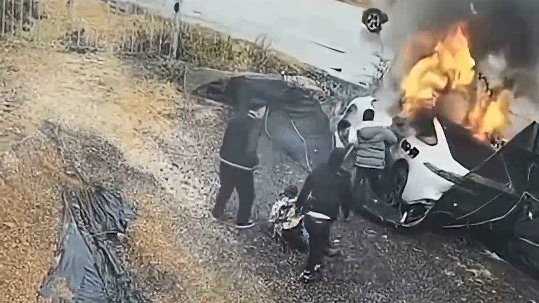 Xe điện cháy khi va chạm và hậu quả sau đó là lý do Trung Quốc cấm tay nắm cửa ẩn