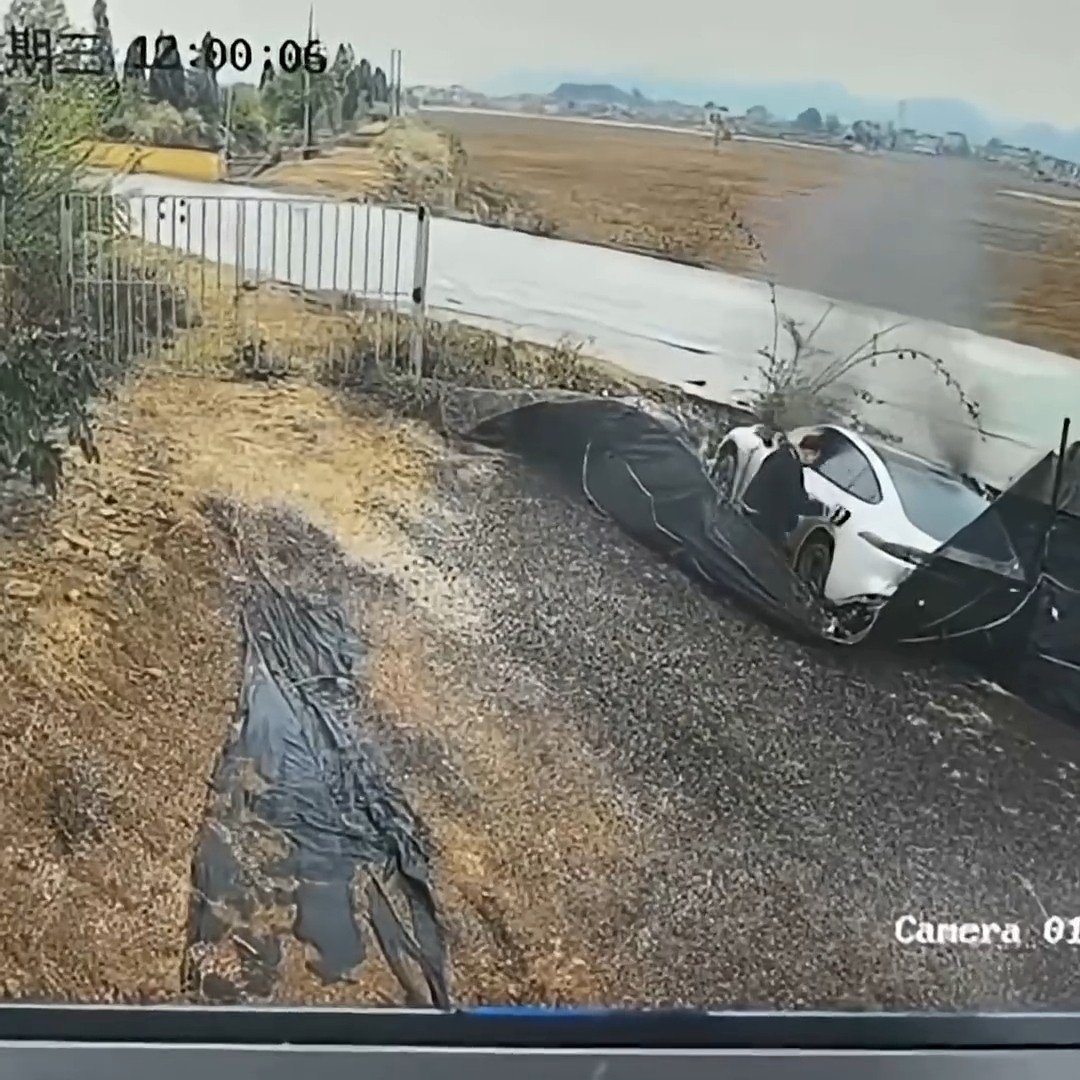 Hình ảnh camera ghi lại hiện trường vụ tai nạn xe điện Dongfeng eπ007 bốc cháy