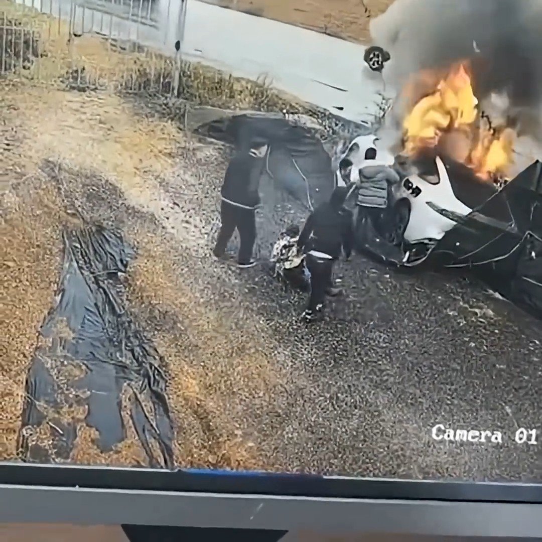 Hình ảnh camera ghi lại hiện trường vụ tai nạn xe điện Dongfeng eπ007 bốc cháy