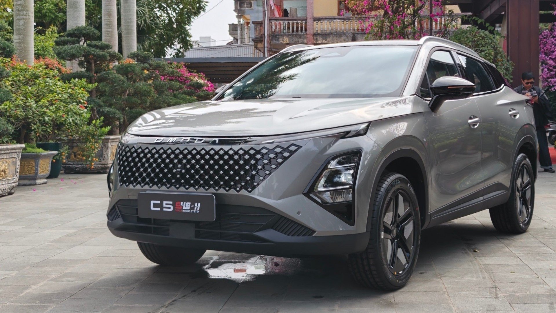 Omoda C5 SHS lộ diện, hãng thách thức Toyota Corolla Cross hybrid