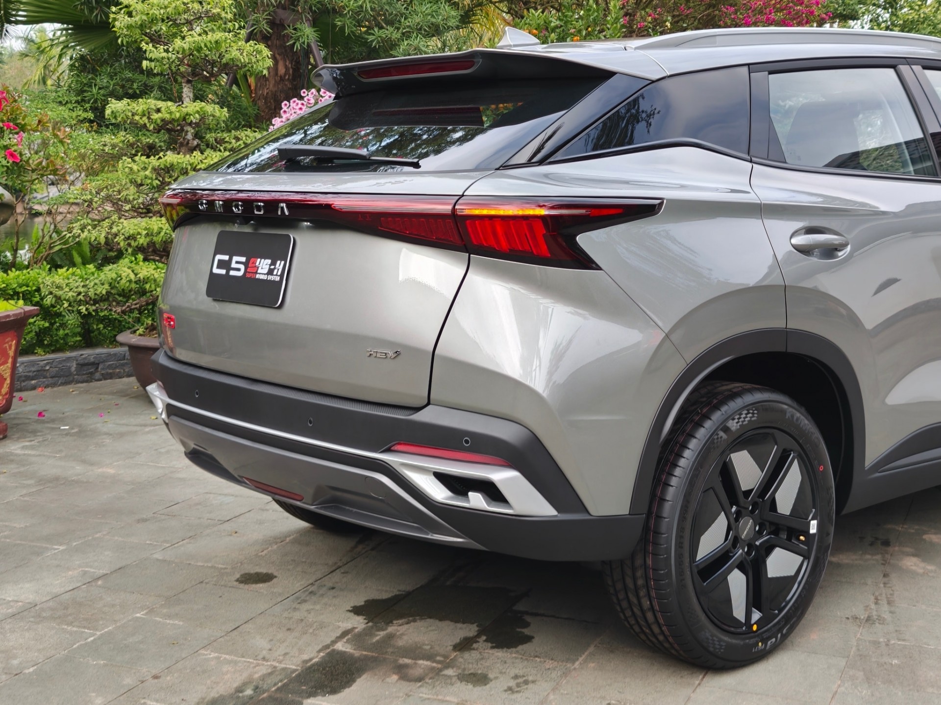 Omoda C5 SHS lộ diện, hãng thách thức Toyota Corolla Cross hybrid