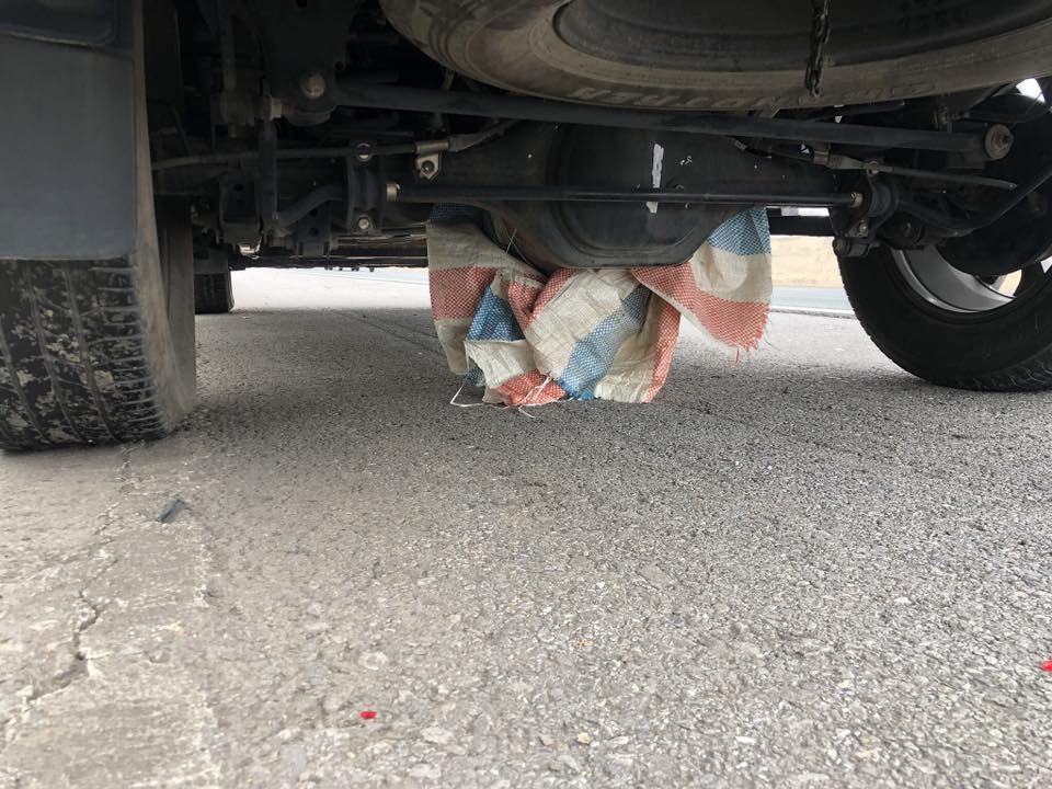 Thót tim khoảnh khắc xe Navara xoay vòng 180° trên cao tốc