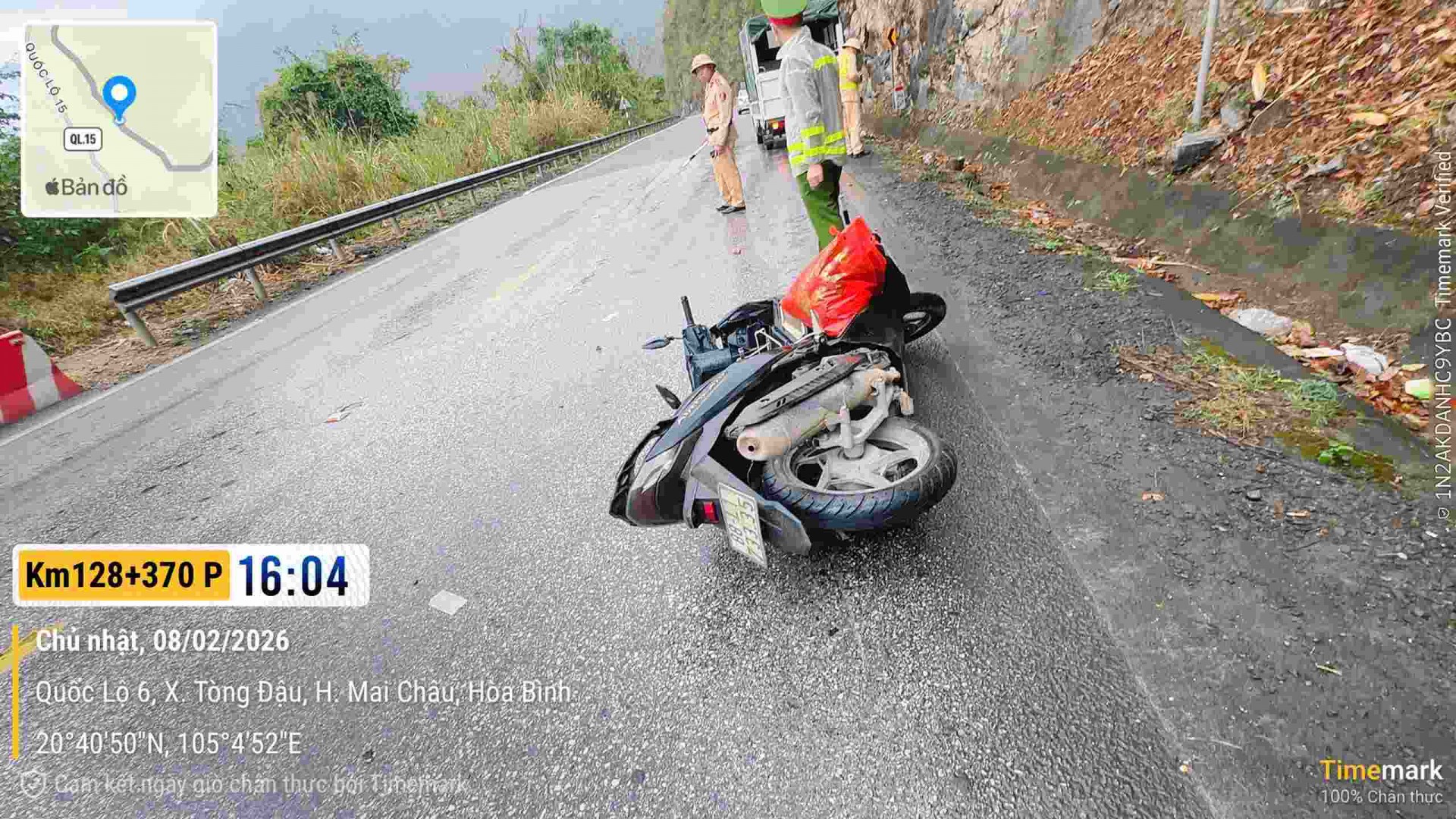 Vượt ẩu trên Quốc lộ 6, ô tô va chạm xe máy khiến 2 người tử vong