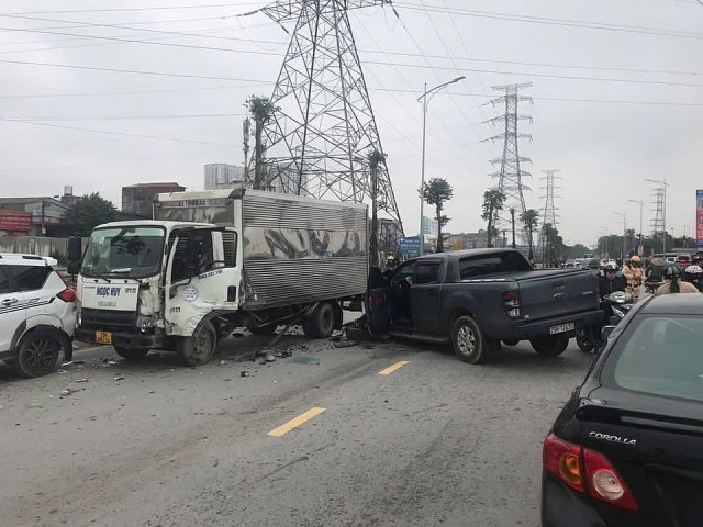 Liên tiếp các vụ tai nạn giao thông ô tô liên hoàn trên cả nước