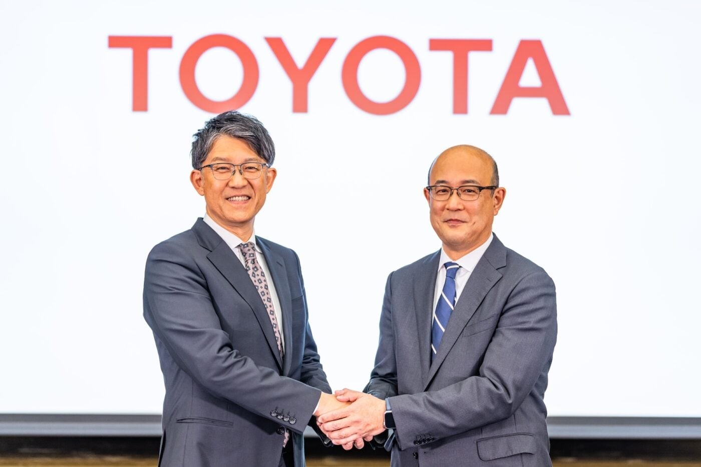 Tập đoàn Toyota bất ngờ bổ nhiệm giám đốc tài chính làm CEO mới, bắt đầu từ tháng 4/2026 Kenta Kon (bên phải) sẽ trở thành CEO mới của Toyota kể từ 1/4/2026, thay thế Koji Sato (bên trái)