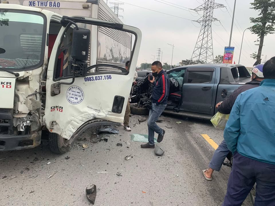 Liên tiếp các vụ tai nạn giao thông ô tô liên hoàn trên cả nước