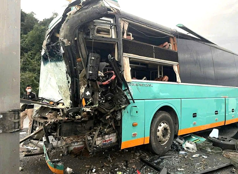 Liên tiếp các vụ tai nạn giao thông ô tô liên hoàn trên cả nước