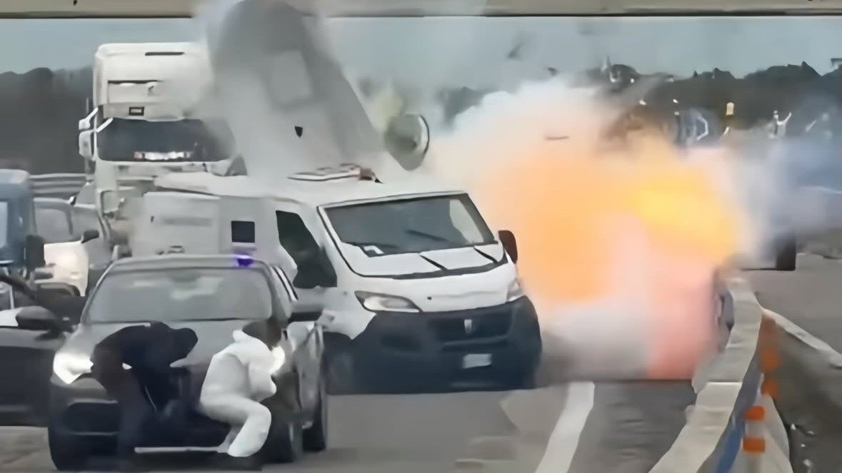 Video kinh hoàng ghi lại vụ đấu súng cướp xe chở tiền tại Ý