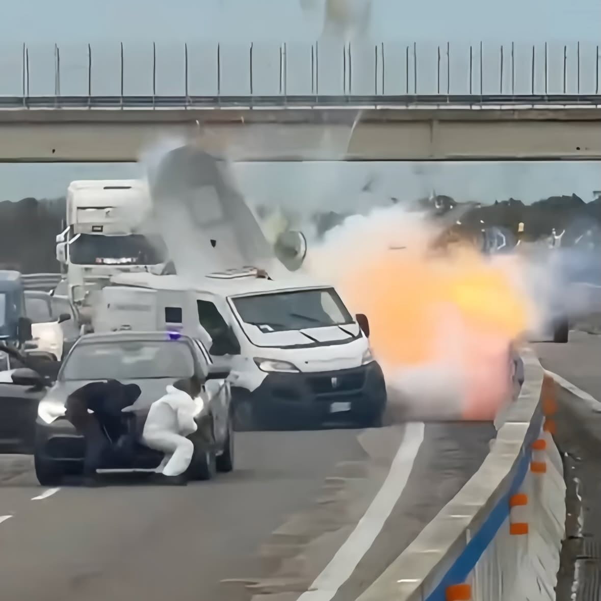 Hình ảnh ghi lại vụ cướp có vũ trang xe chở tiền tại Ý ngày 9/2/2026