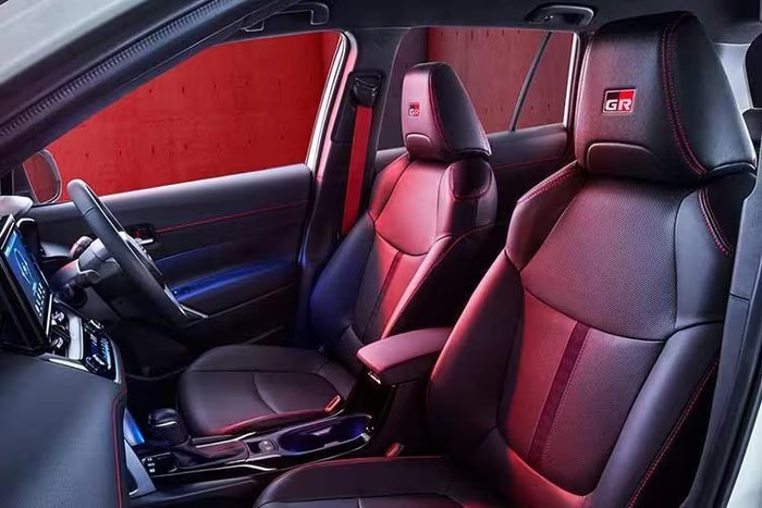 Toyota Corolla Cross HEV GR Sport 2026 ra mắt, giá quy đổi gần 1 tỷ đồng