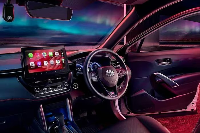 Toyota Corolla Cross HEV GR Sport 2026 ra mắt, giá quy đổi gần 1 tỷ đồng