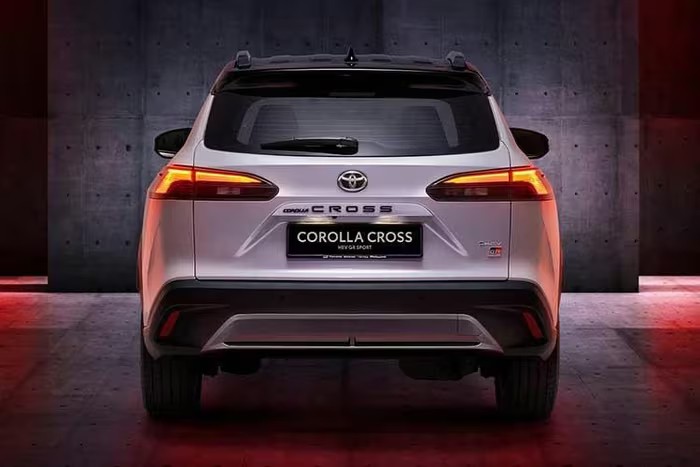 Toyota Corolla Cross HEV GR Sport 2026 ra mắt, giá quy đổi gần 1 tỷ đồng