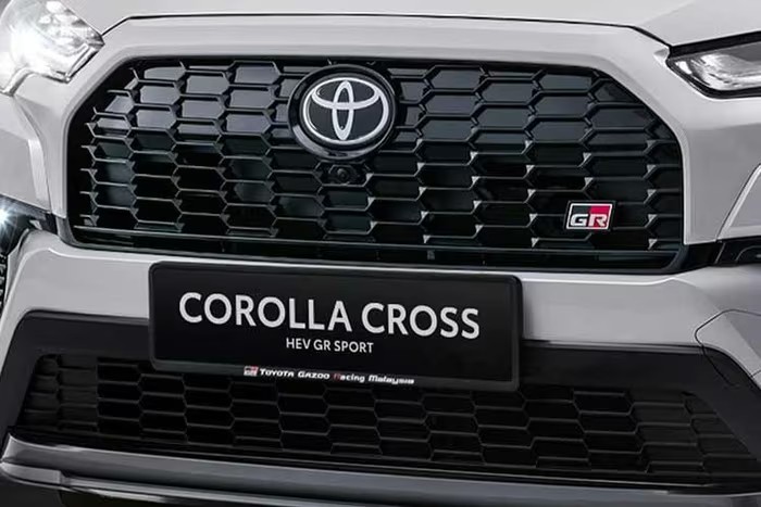 Toyota Corolla Cross HEV GR Sport 2026 ra mắt, giá quy đổi gần 1 tỷ đồng