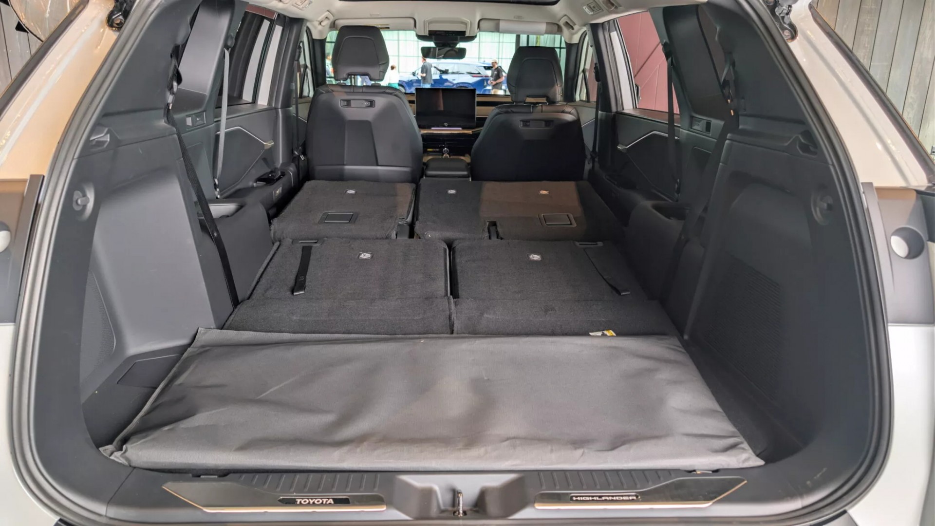 Không gian hành lý khi gập cả hai hàng ghế sau của Toyota Highlander 2027