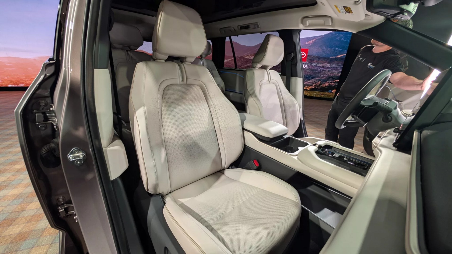 Phía trước của Toyota Highlander 2027 với cấu hình 6 ghế