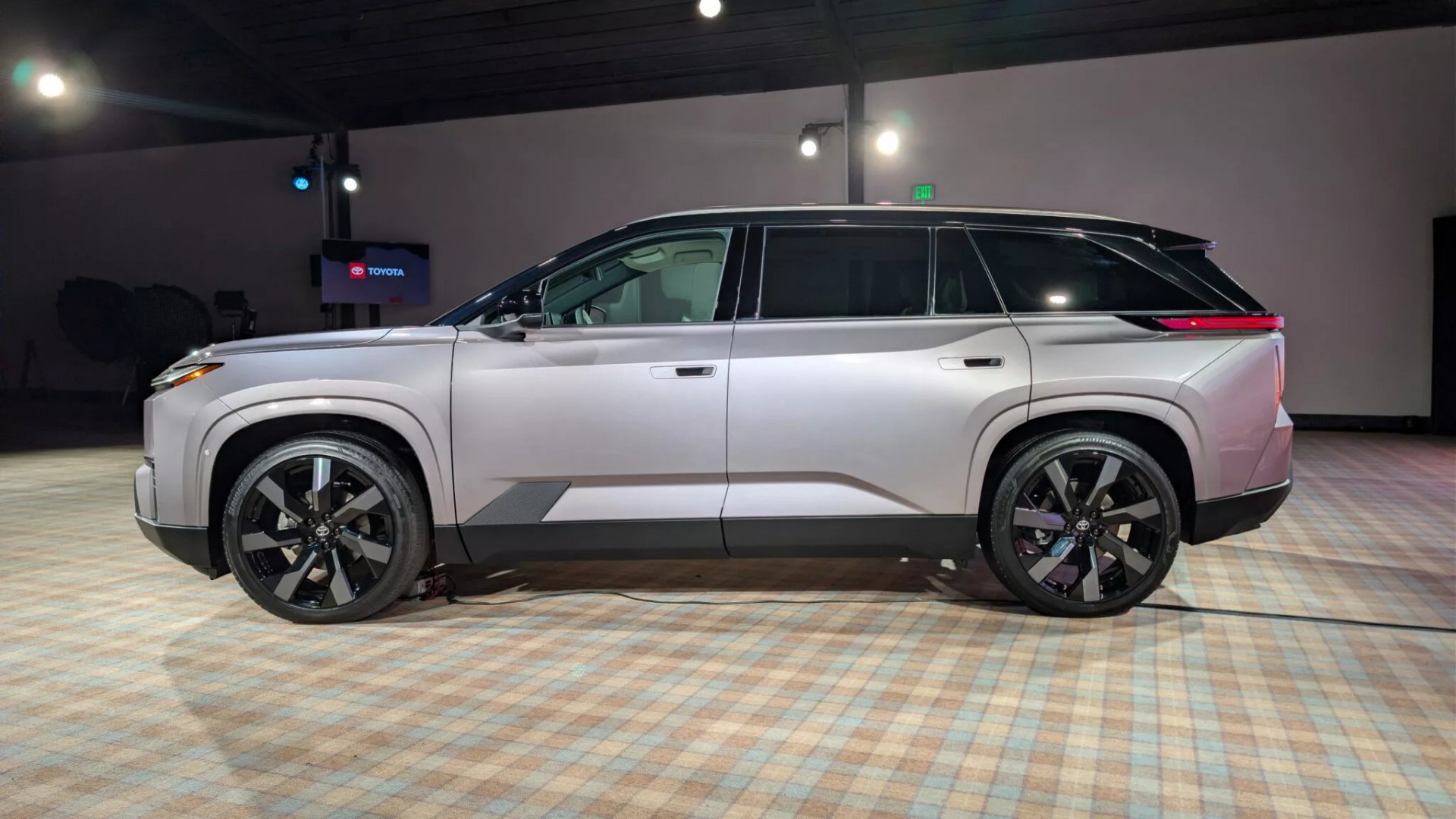 Phía bên của Toyota Highlander 2027