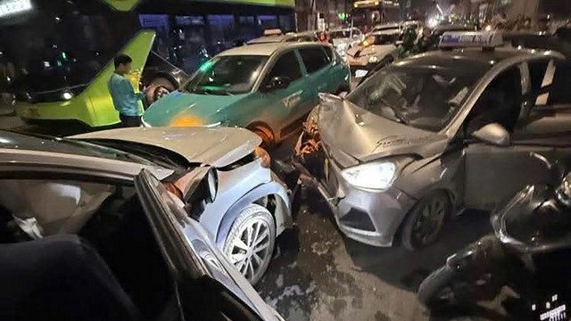 Lái xe ngược chiều gây tai nạn liên hoàn tại Hà Nội