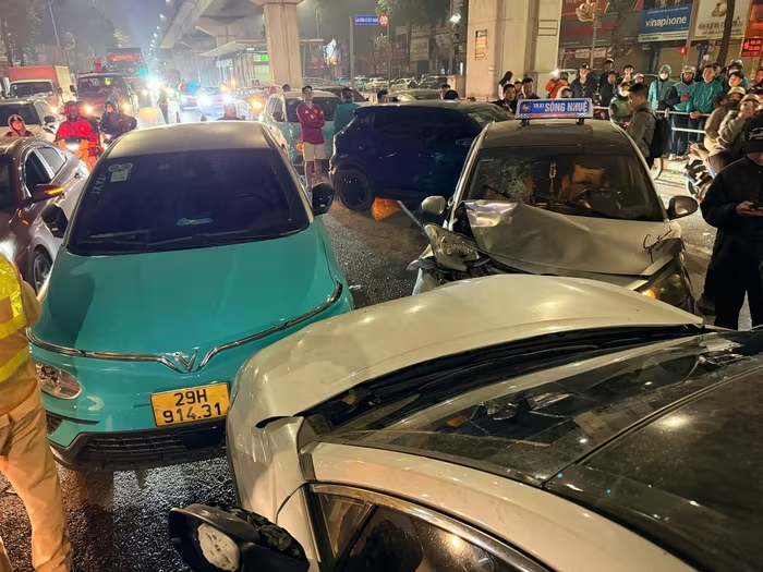 Lái xe ngược chiều gây tai nạn liên hoàn tại Hà Nội