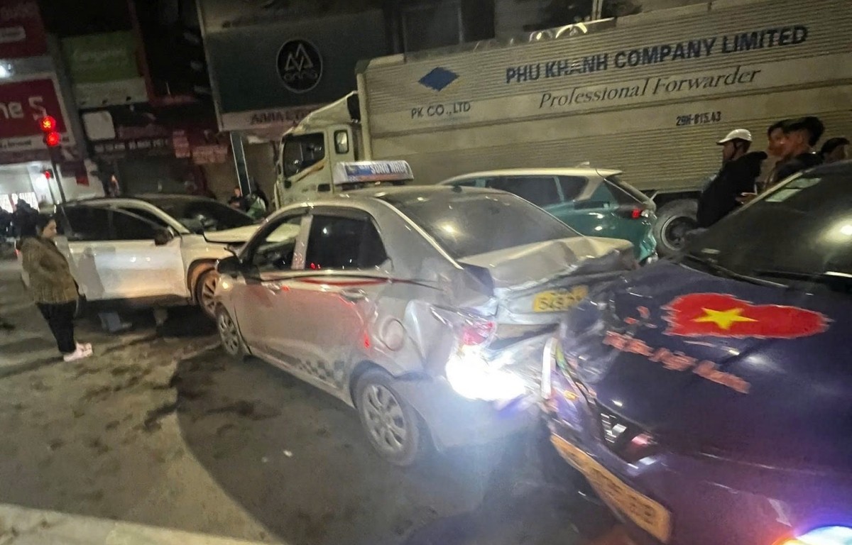 Lái xe ngược chiều gây tai nạn liên hoàn tại Hà Nội