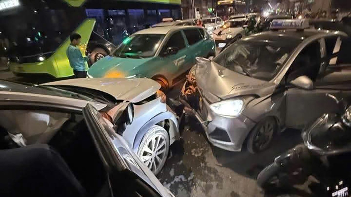 Lái xe ngược chiều gây tai nạn liên hoàn tại Hà Nội