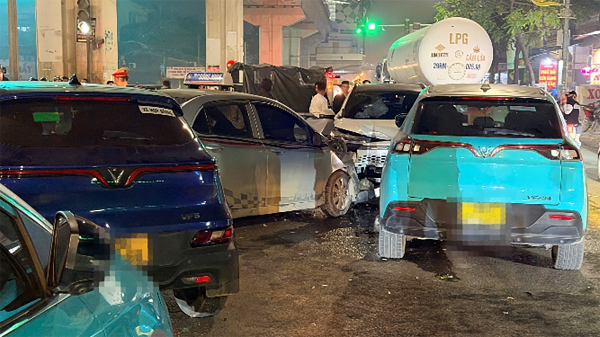 Lái xe ngược chiều gây tai nạn liên hoàn tại Hà Nội