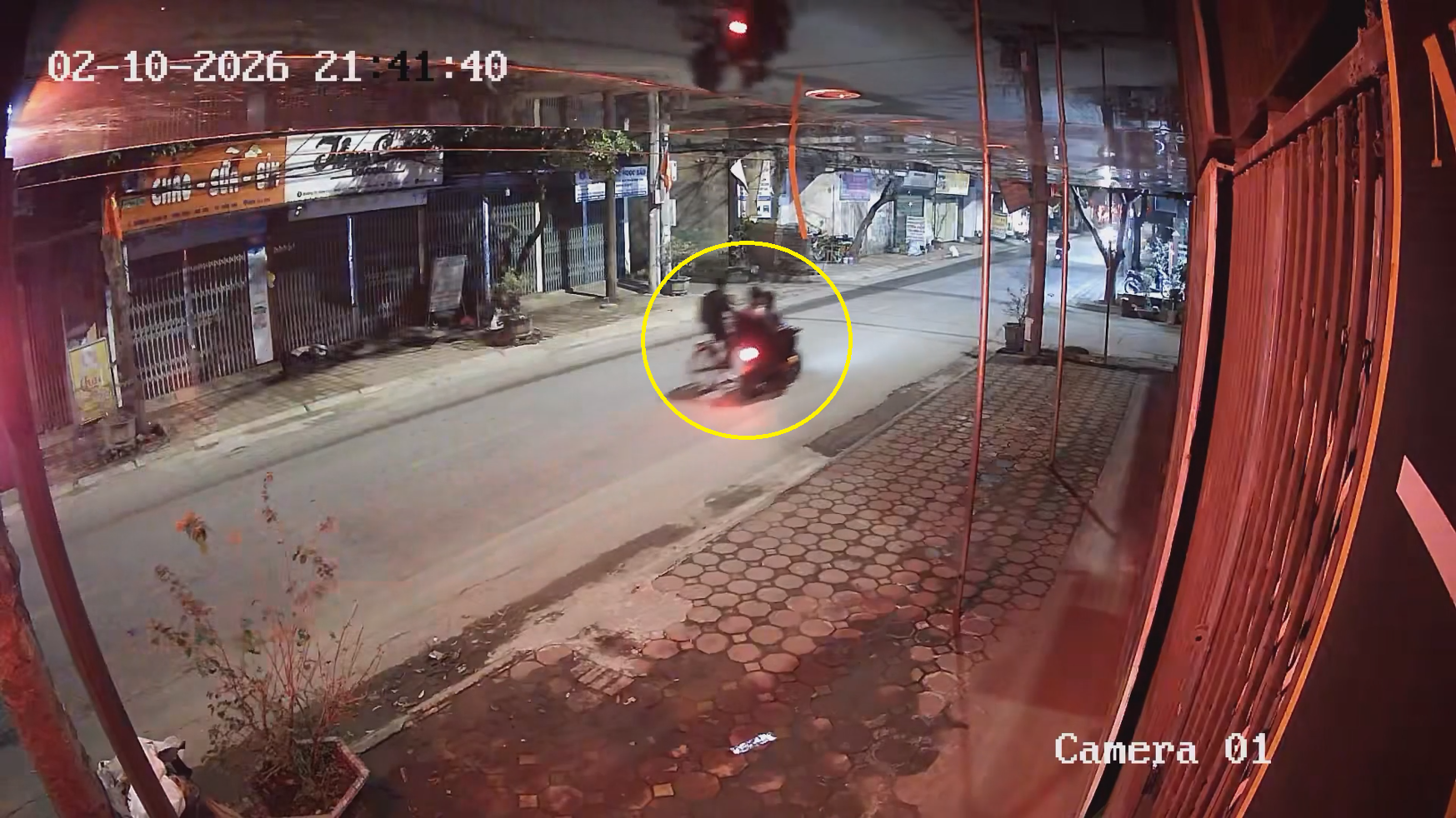 Ô tô húc văng học sinh đi xe đạp, kéo lê gần 1km