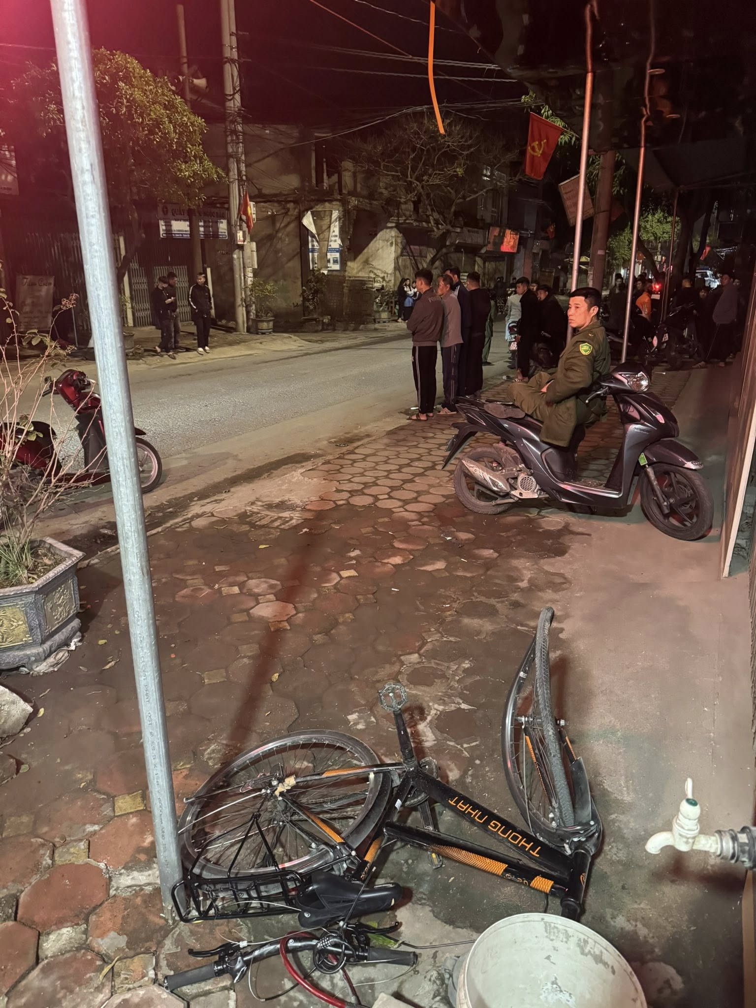 Ô tô húc văng học sinh đi xe đạp, kéo lê gần 1km