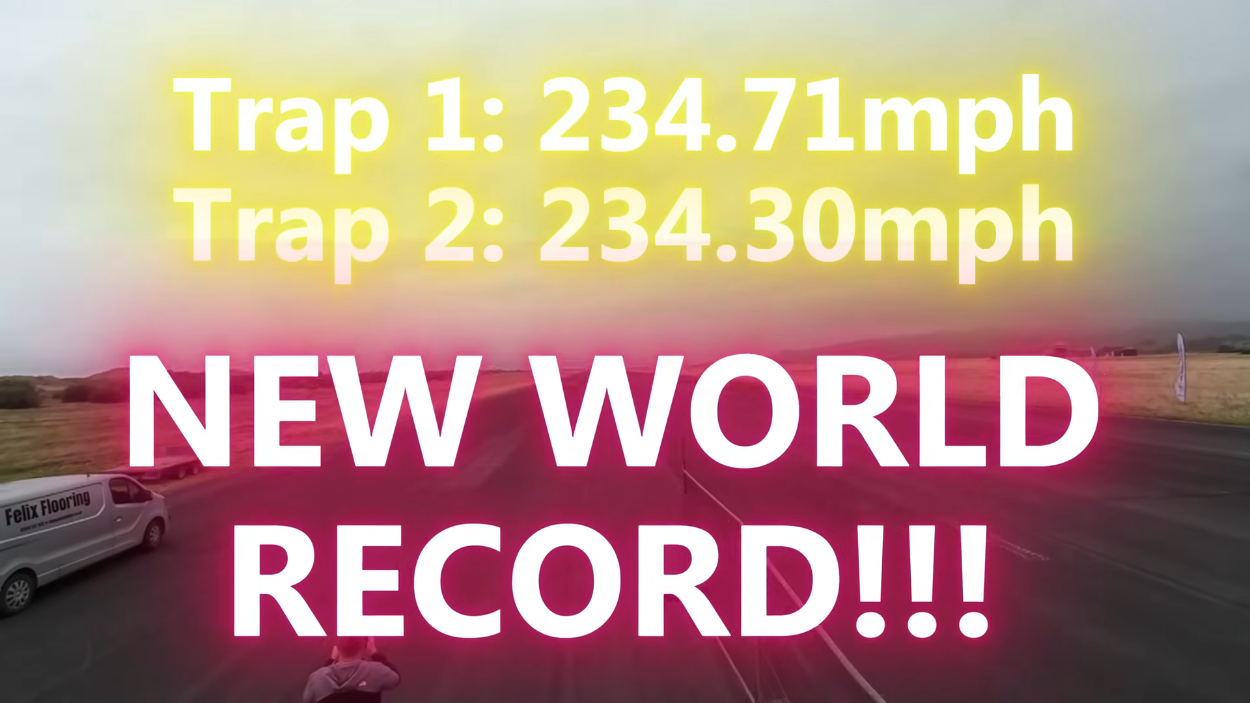 Đây là chiếc xe điều khiển từ xa nhanh nhất thế giới, đạt tốc độ 377 km/h Tốc độ được ghi nhận trong hai lần chạy của chiếc xe mang tên Beast