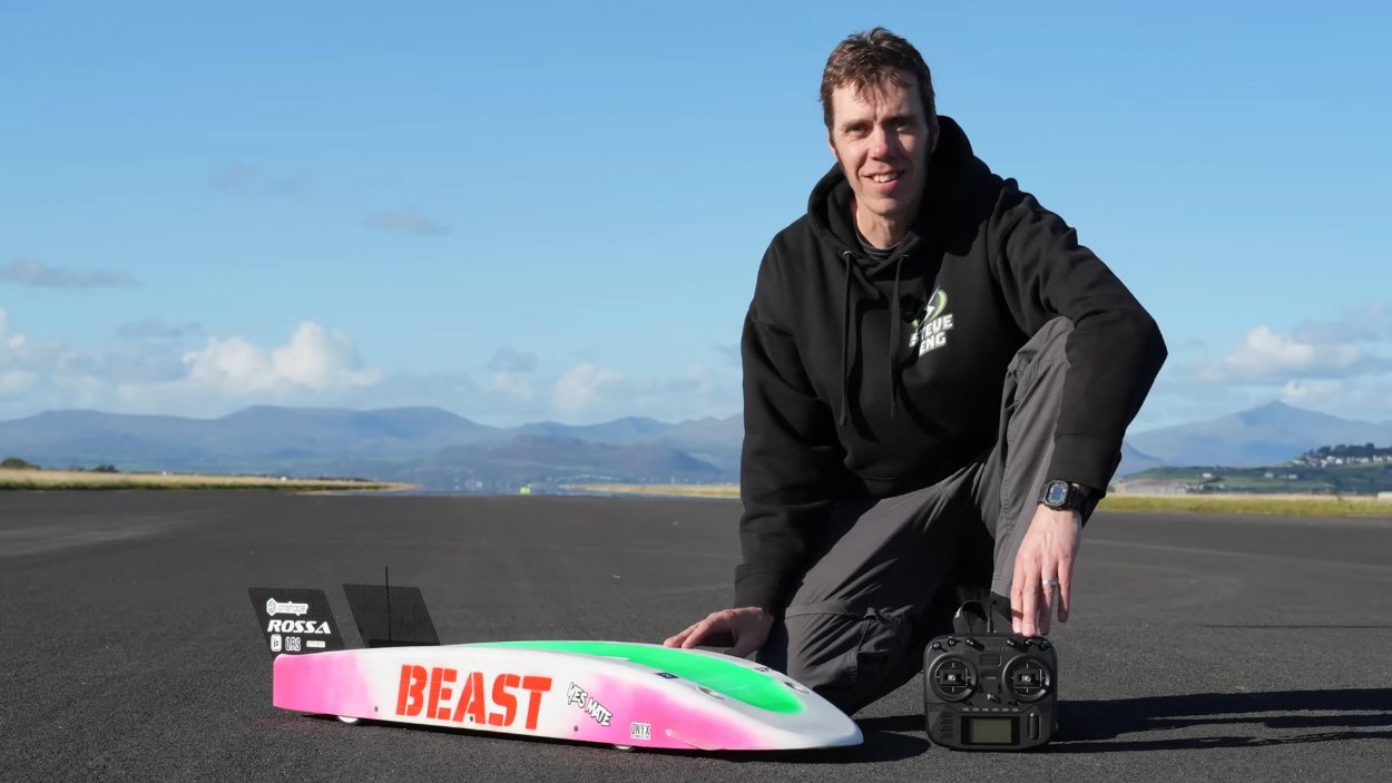 Đây là chiếc xe điều khiển từ xa nhanh nhất thế giới, đạt tốc độ 377 km/h