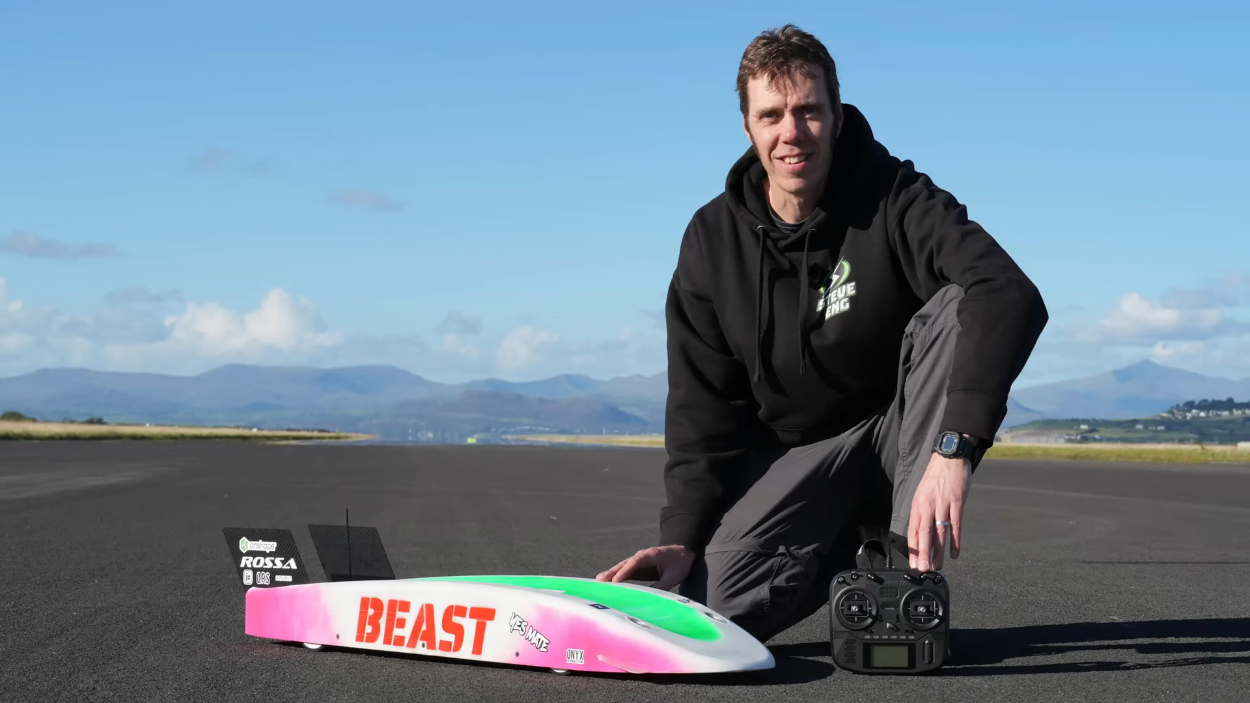 Đây là chiếc xe điều khiển từ xa nhanh nhất thế giới, đạt tốc độ 377 km/h Stephen Wallis là người thiết lập kỷ lục Guinness trong năm ngoái cho tốc độ xe điều khiển từ xa R/C với vận tốc tối đa 234 mph, tương đương 377 km/h