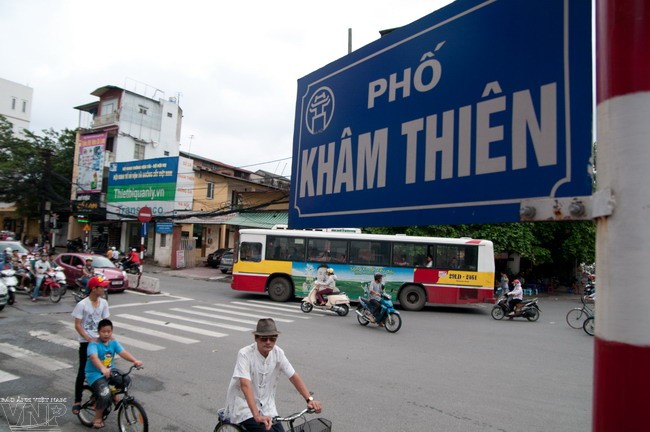 Thí điểm cấm xe taxi lưu thông trên phố Khâm Thiên từ 14/2