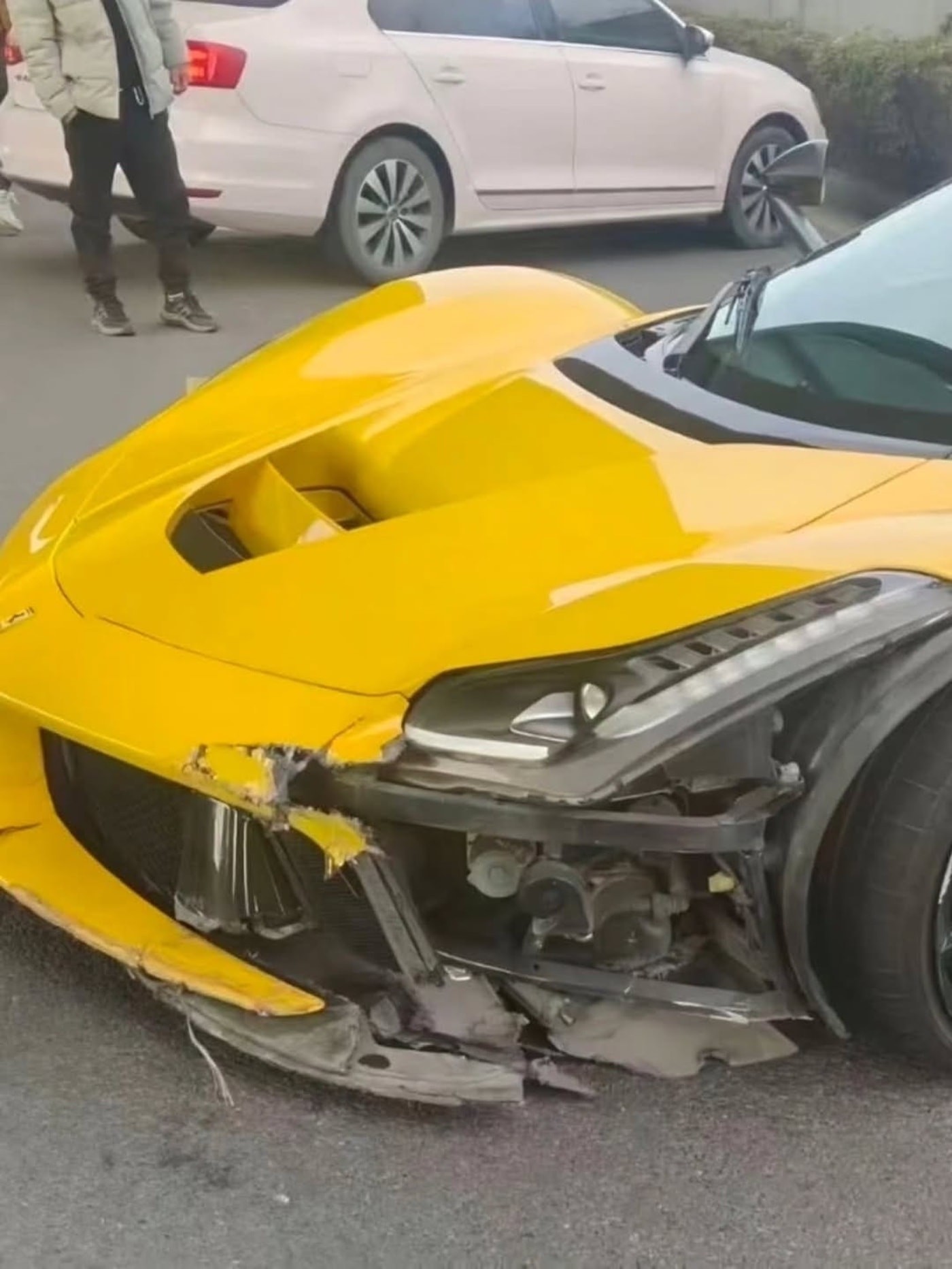 Từng bị tai nạn năm 2015 và sửa hơn triệu đô, chiếc Ferrari LaFerrari này lại mới 
