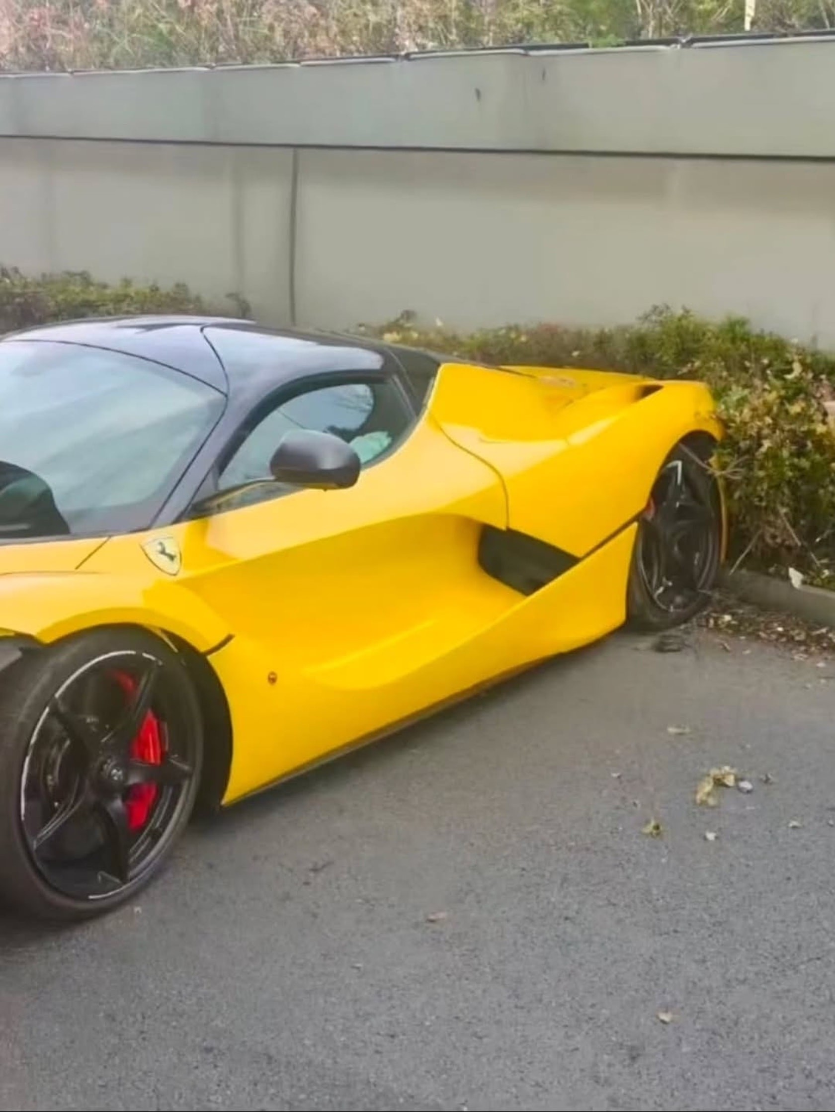 Từng bị tai nạn năm 2015 và sửa hơn triệu đô, chiếc Ferrari LaFerrari này lại mới 