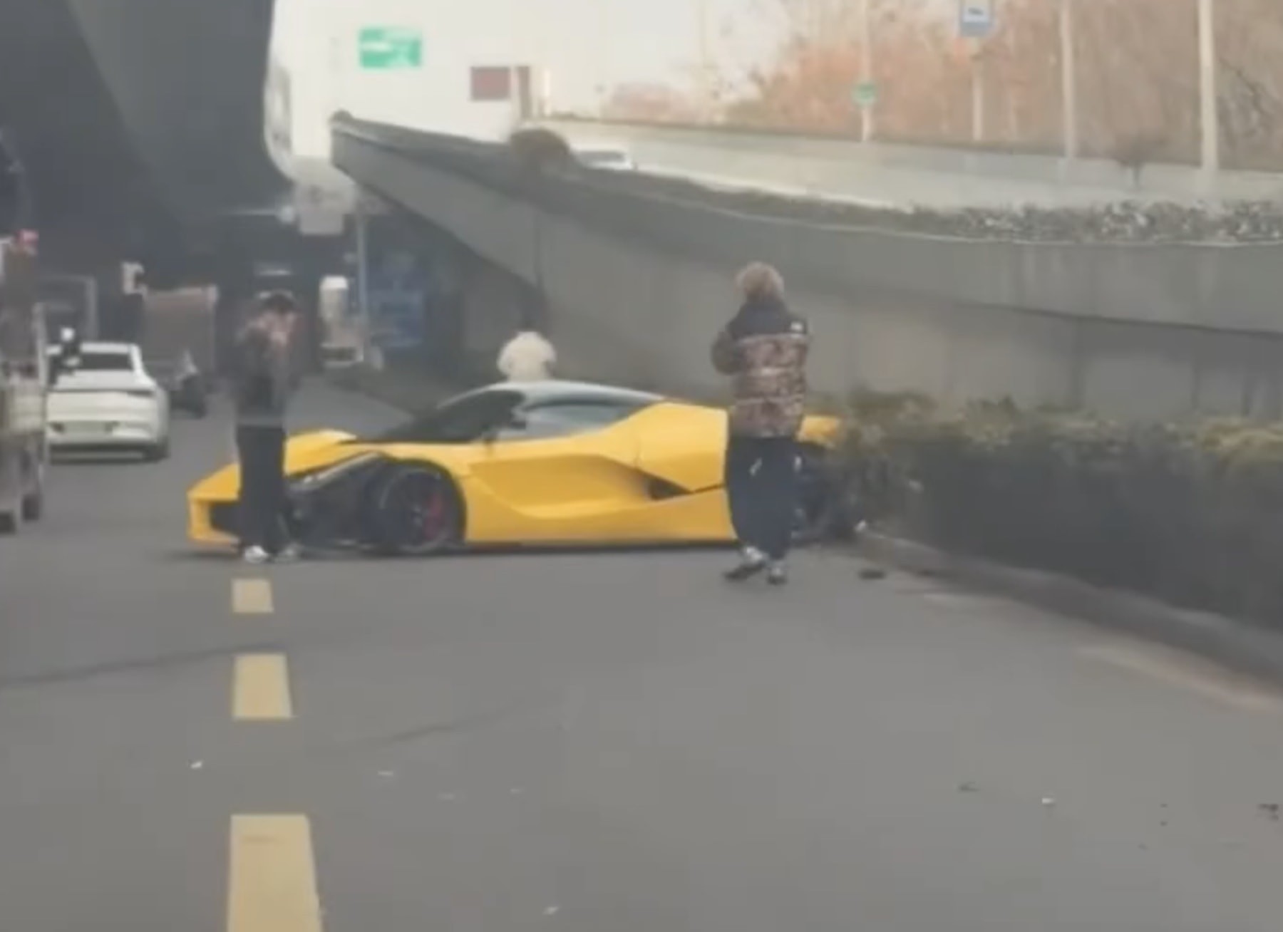 Một chiếc siêu xe Ferrari LaFerrari đã gặp tai nạn nghiêm trọng ở Thượng Hải, Trung Quốc hồi đầu tháng 2/2026