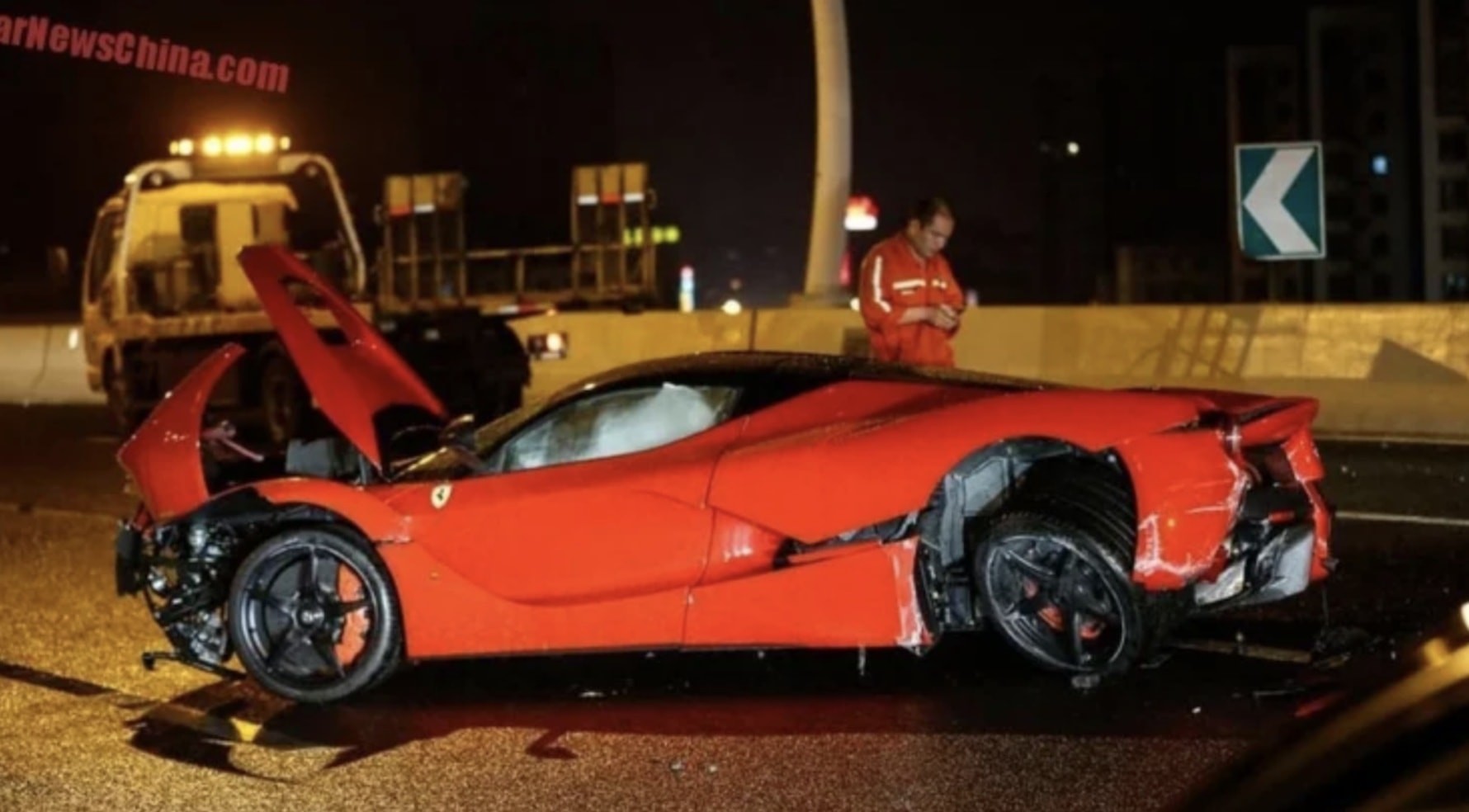 Từng bị tai nạn năm 2015 và sửa hơn triệu đô, chiếc Ferrari LaFerrari này lại mới Hình ảnh hiện trường chiếc Ferrari LaFerrari gặp tai nạn năm 2015 cũng ở Thượng Hải