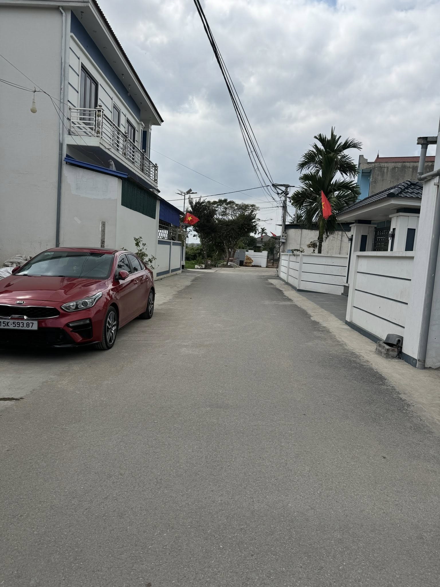 Kéo xe hàng không đúng quy định va chạm với ô tô dừng đỗ ven đường Kéo xe hàng không đúng quy định va chạm với ô tô dừng đỗ ven đường