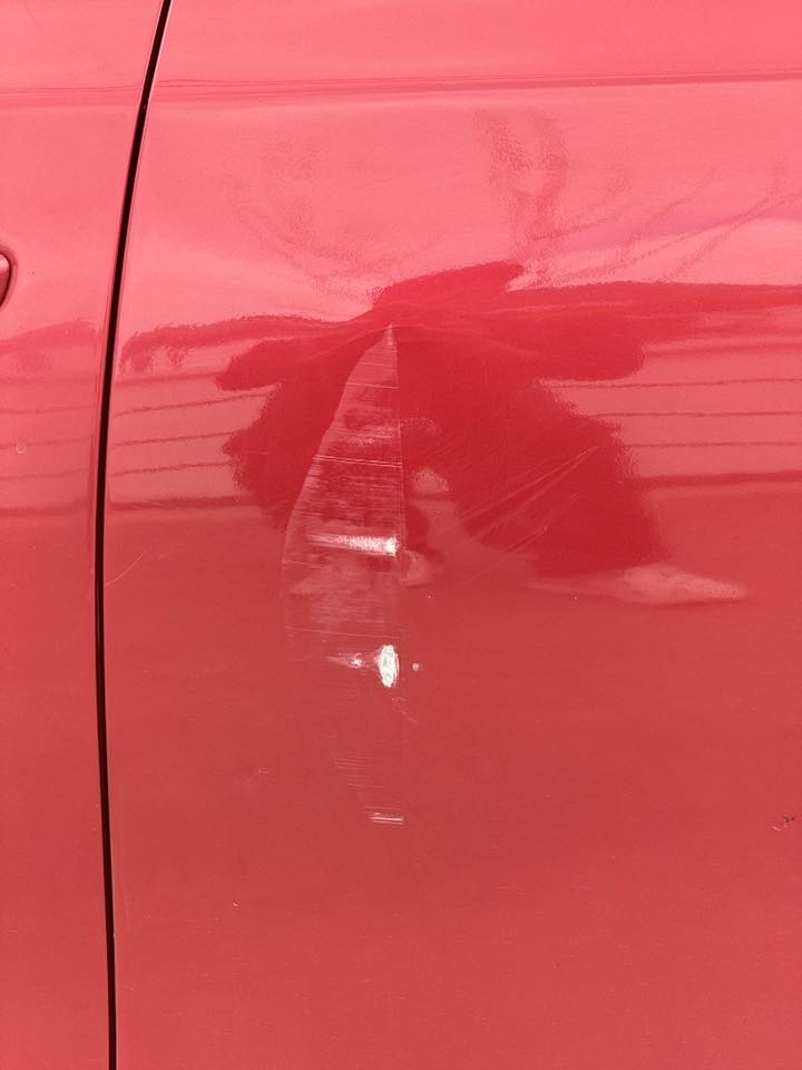 Kéo xe hàng không đúng quy định va chạm với ô tô dừng đỗ ven đường Kéo xe hàng không đúng quy định va chạm với ô tô dừng đỗ ven đường